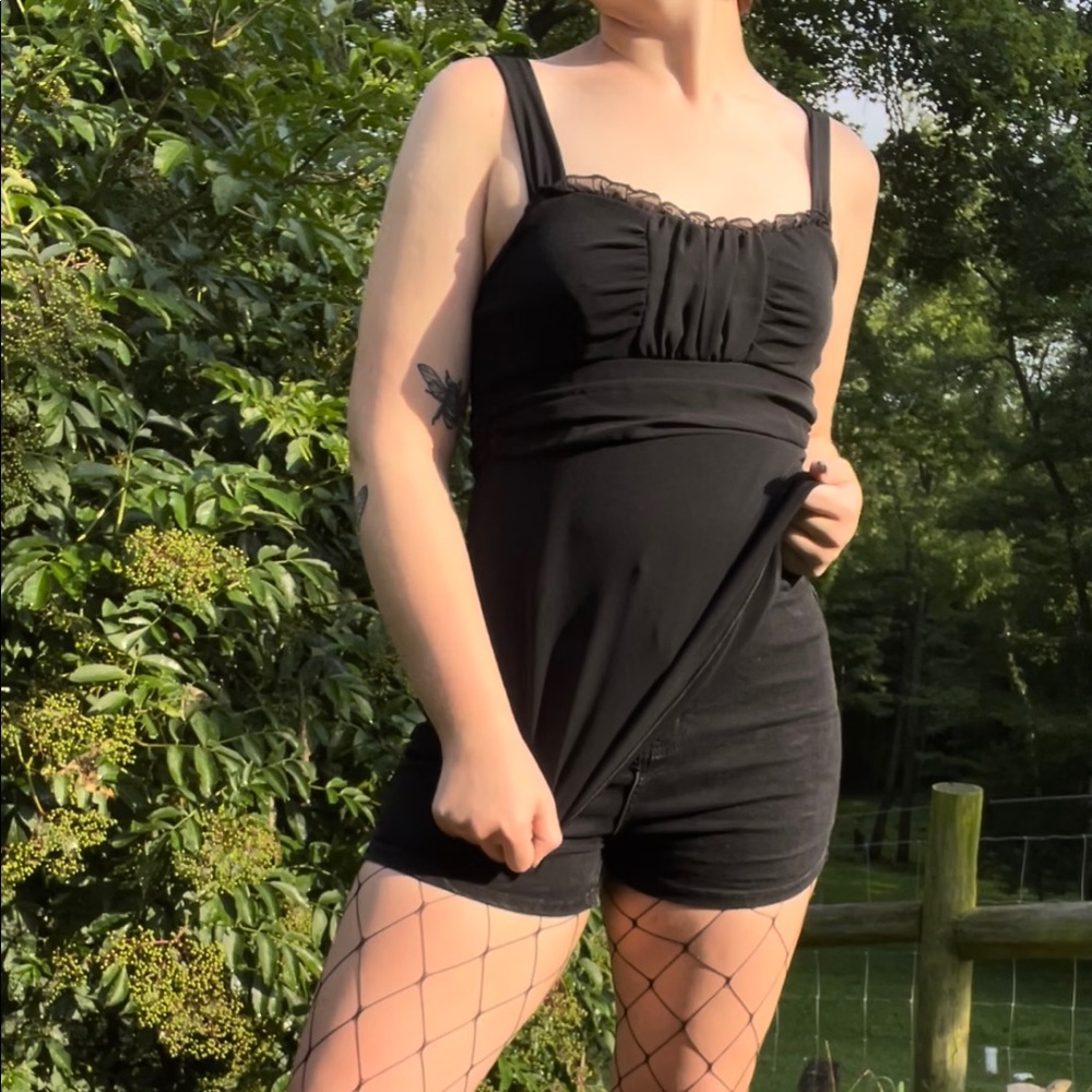 STUNNING BCX top with detail on the bust and a waist tie! It is a S-M!